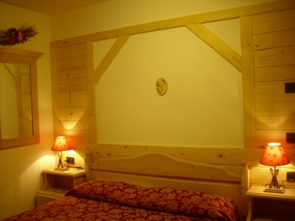 Maso Pin Bed & Breakfast Мадона ди Кампильо Стая снимка