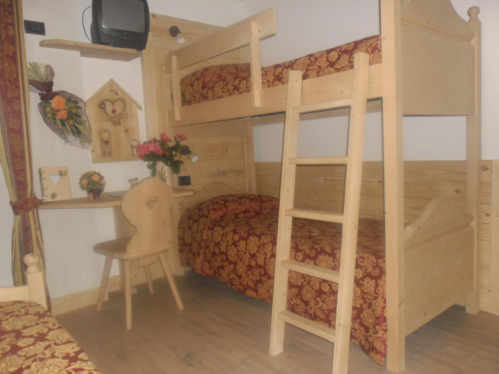 Maso Pin Bed & Breakfast Мадона ди Кампильо Стая снимка